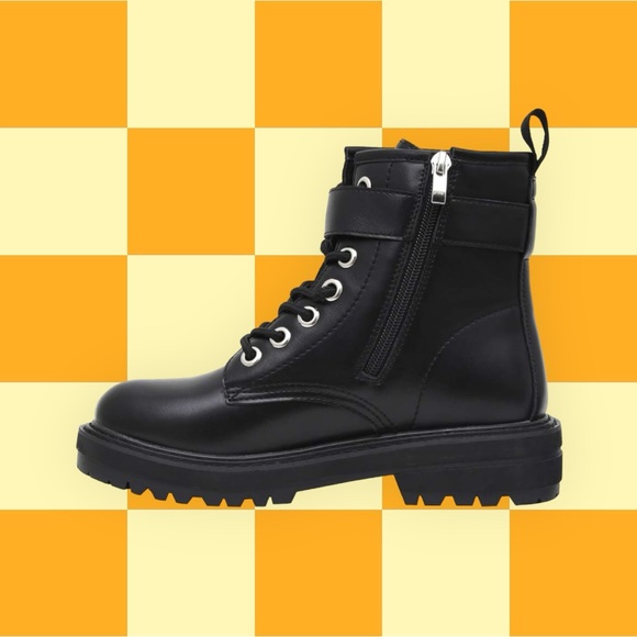 Women’s lace up boot. 🥾 - Picture 2 of 4